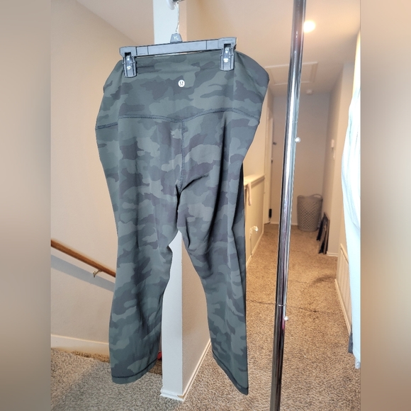 🍋 NWOT Lululemon Green Camo sz 18 "Like New" Aligns cropped 21" inseam - Picture 2 of 7